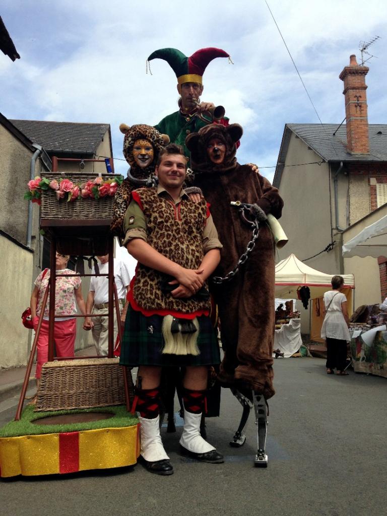 mascotes sur échasses marché médieval fêtes franco-écossaises